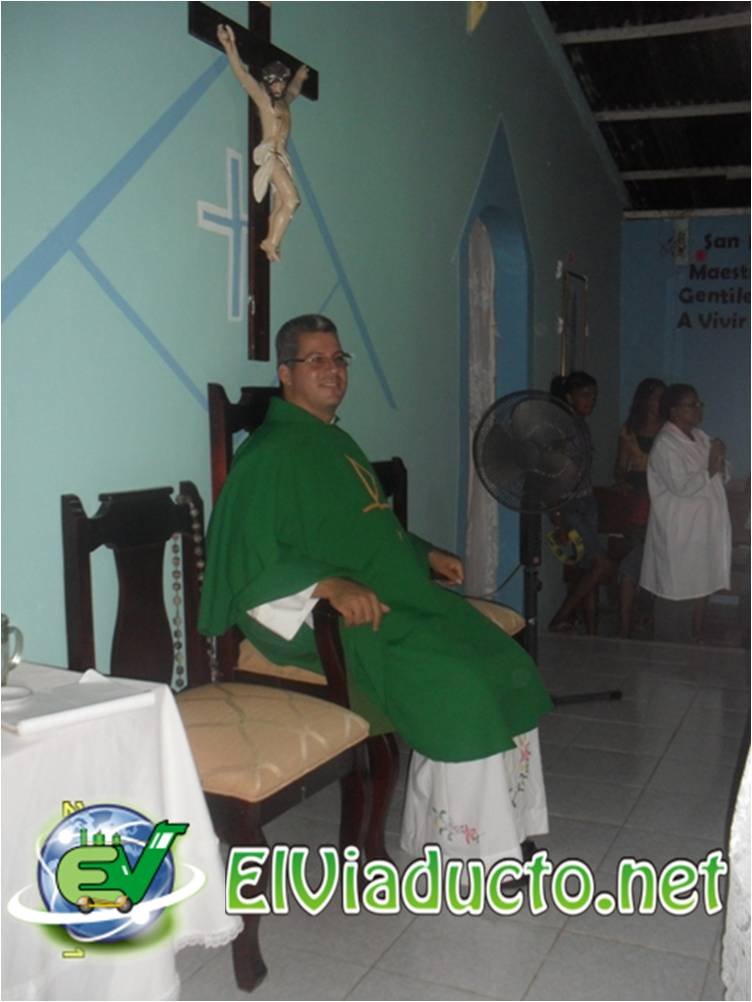 El Reverendo padre Pedro Alejandro preside la misa en la capilla San Pablo Apóstol